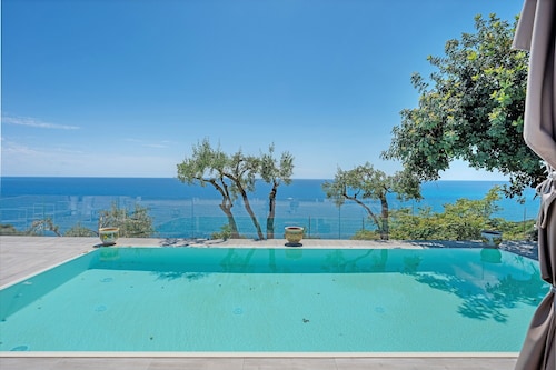 Room 'Camera Tramonto Vista Mare' with Sea View, Wi-Fi and Air Conditioning