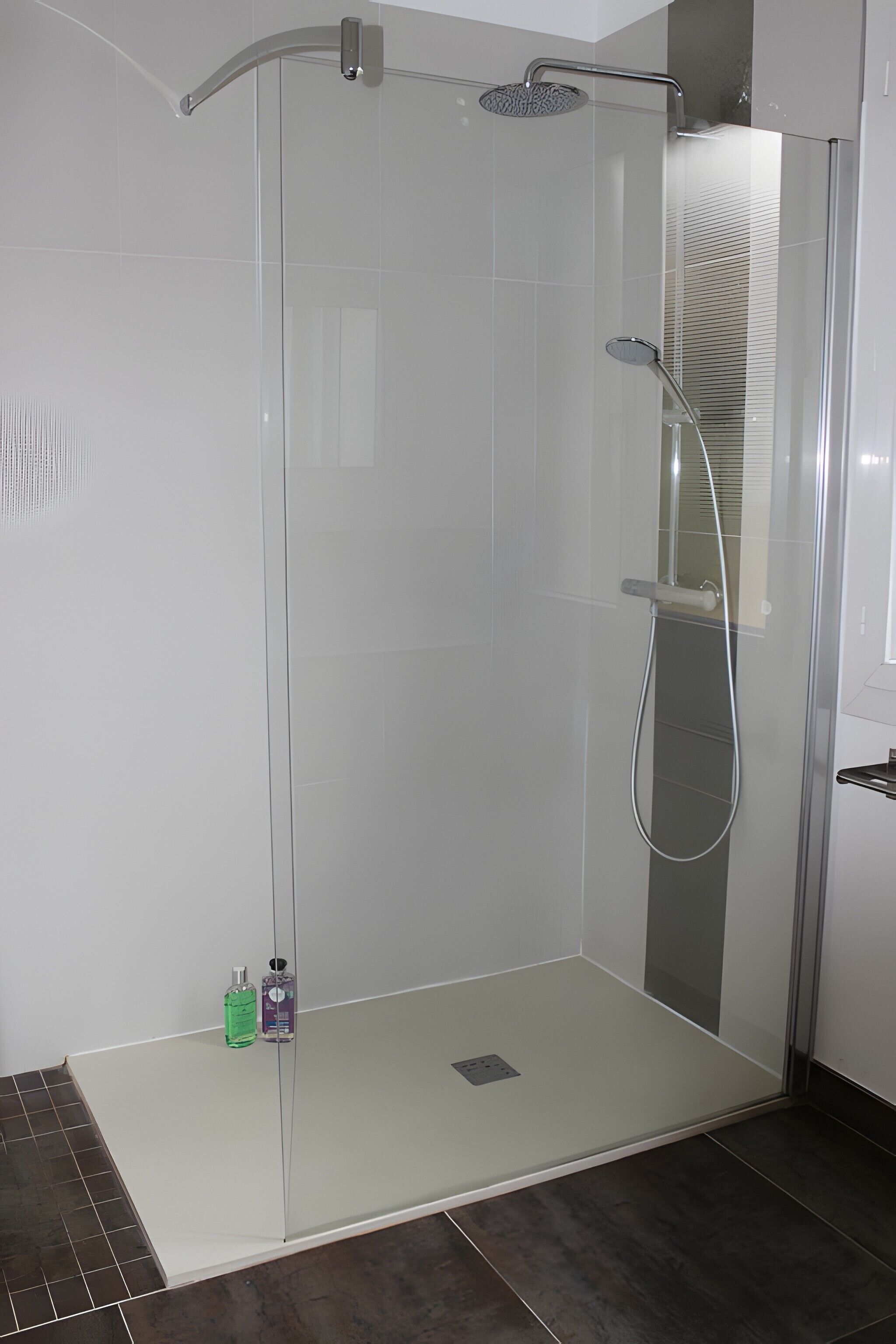 Een douche, een haardroger, handdoeken