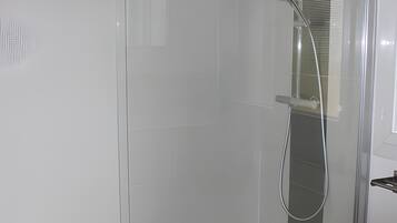 Een douche, een haardroger, handdoeken