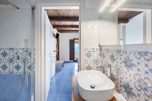 Shower, hair dryer, towels - Pisciotta Sea View Room with Wi-Fi and Air Conditioning (Pisciotta)