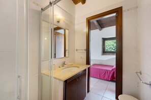 Douche, sèche-cheveux, serviettes fournies