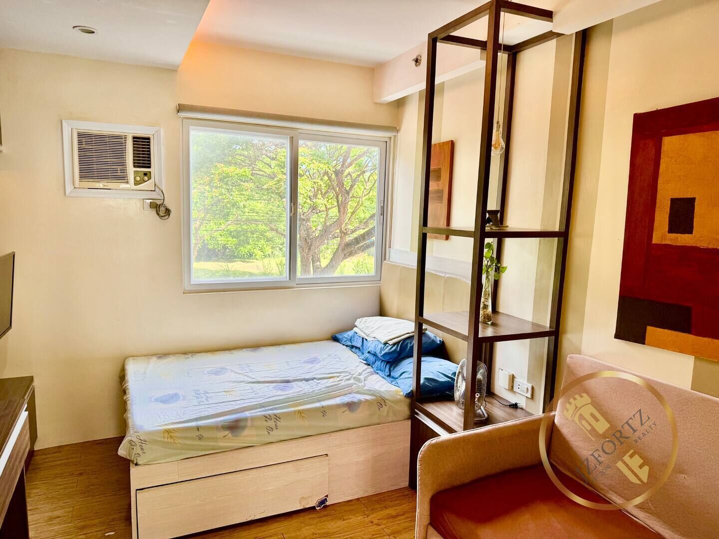 Silitysrauta/-lauta, Wi-Fi, vuodevaatteet