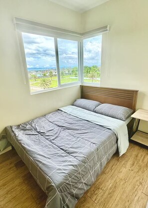 Een strijkplank/strijkijzer, wifi, beddengoed