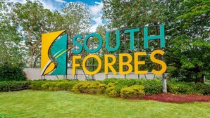 Opastekyltti, jossa lukee ”SOUTH FORBES”, ja jonka ympärillä on vihreää kasvillisuutta.