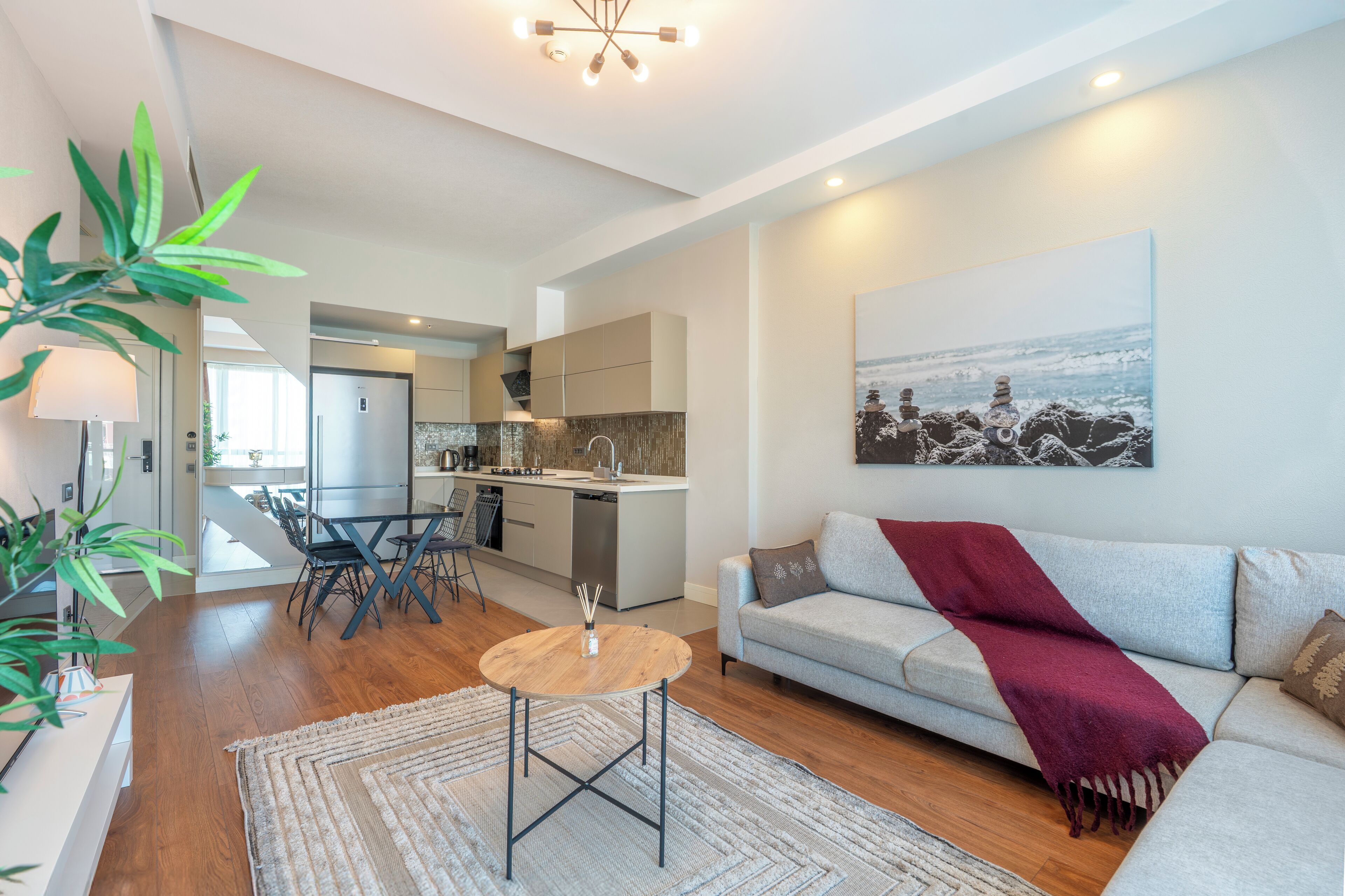 Luxury Condo, 1 Bedroom, Pets allowed, Beachside | Living area