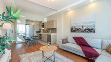 Luxury Condo, 1 Bedroom, Pets allowed, Beachside | Living area