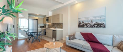 Luxury Condo, 1 Bedroom, Pets allowed, Beachside | Living area