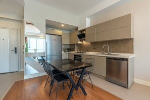 Condo de lujo, 1 habitación, se aceptan mascotas, junto a la playa | Comedor