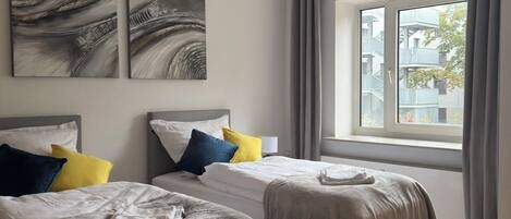 Een strijkplank/strijkijzer, wifi, beddengoed