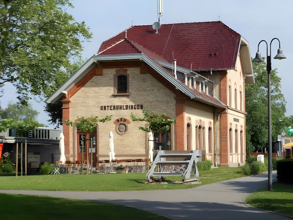 A historic building with a red roof, a sign reading 'Unterkunftingen,' and a large window on the second floor. - Apartment Type B 2, 42 sqm, 1 Bedroom, Max. 2 Guests (Uhldingen-Mühlhofen)
