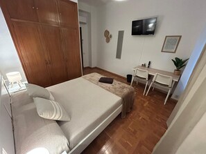 Phòng đôi phong cách cổ điển, quang cảnh thành phố | Bàn, khu vực làm việc phù hợp cho laptop 