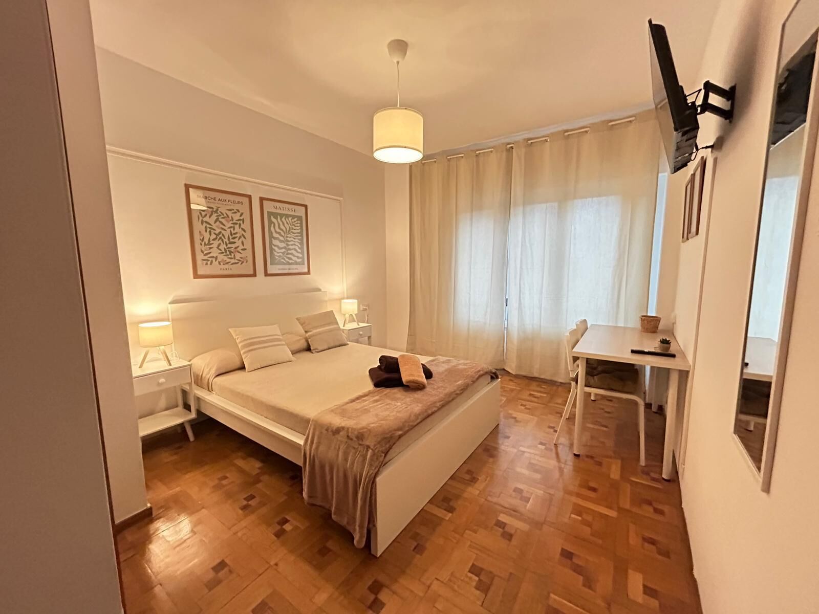 Kahden hengen comfort-huone, kaupunkinäköala | Työpöytä, kannettavalle tietokoneelle sopiva työtila, ilmainen Wi-Fi