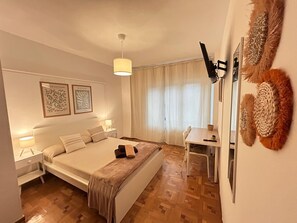 Phòng đôi tiện nghi đơn giản, quang cảnh thành phố | Bàn, khu vực làm việc phù hợp cho laptop 