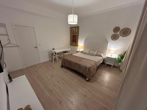 Phòng đôi Deluxe, quang cảnh thành phố | Bàn, khu vực làm việc phù hợp cho laptop 