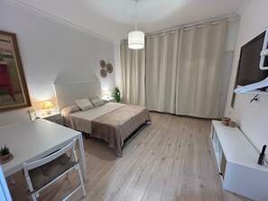 Doppia Deluxe, vista città | Una scrivania, postazione laptop, Wi-Fi gratuito