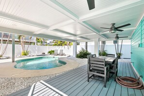 Outdoor dining - Sand & Sun B · EV Charger · Pool (Holmes Beach)