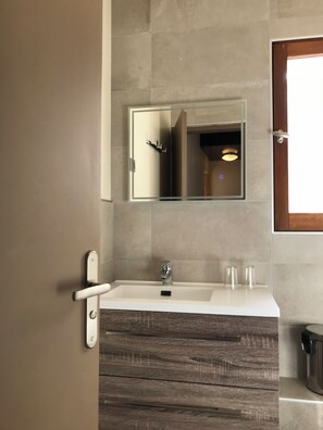 Secadora de cabello, toallas, jabón, papel de baño 