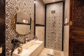 Deluxe kamer, 1 twee- of 2 eenpersoonsbedden | Badkamer | Een douche, een haardroger, badjassen, pantoffels