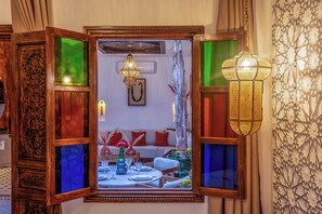 إطلالة على الفناء