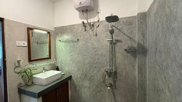 Klassiek huis, uitzicht op tuin | Badkamer | Een douche, zeep, toiletpapier