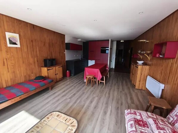 Ein kompakter Wohnbereich mit Küchenzeile, Essplatz und Sofa.