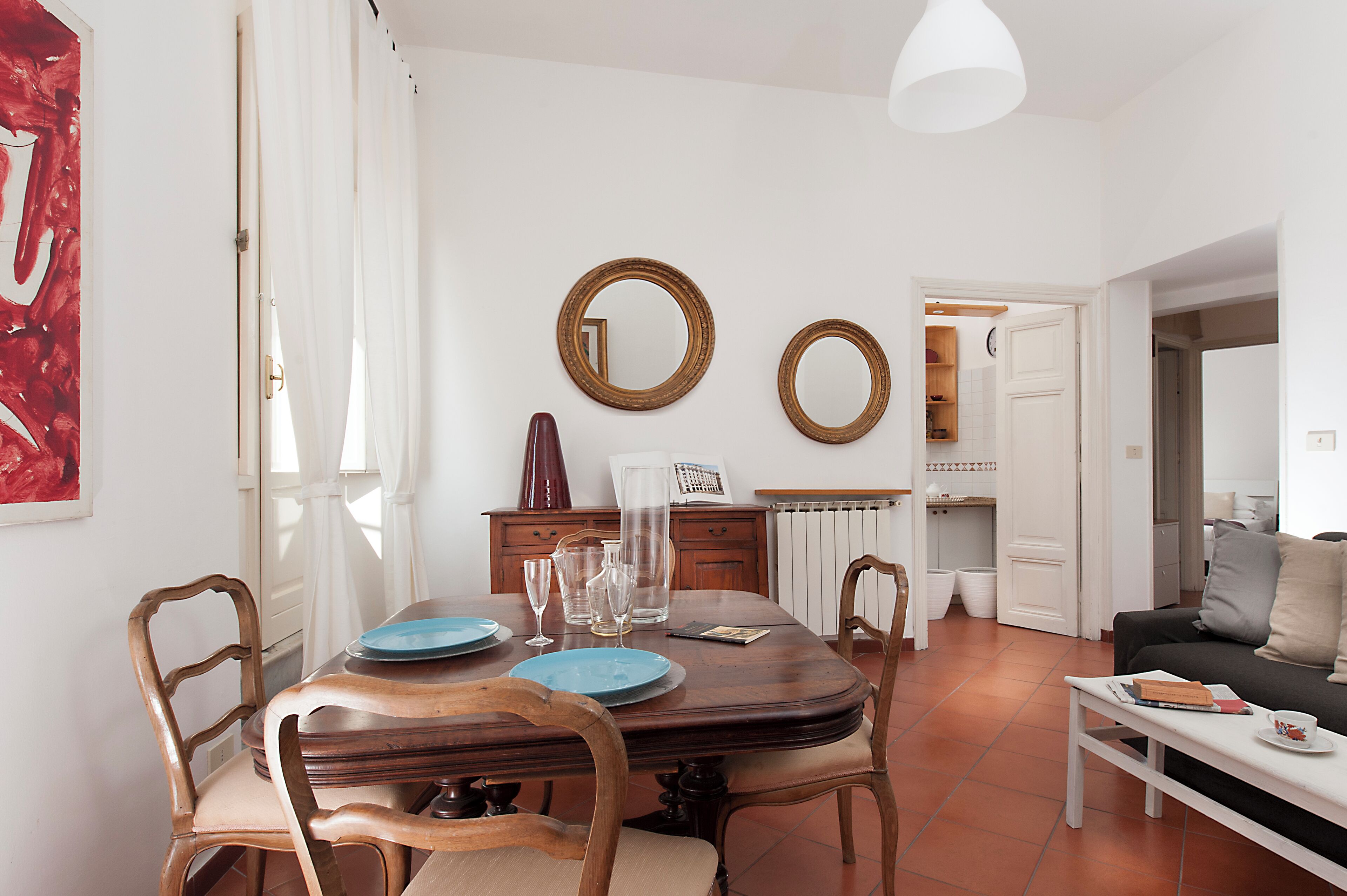 Deluxe appartement, balkon, uitzicht op stad | Woonruimte | Een 45-inch lcd-televisie met digitale zenders