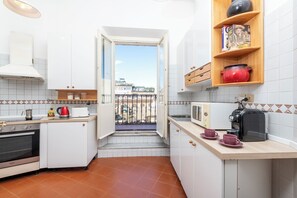 Deluxe Apartment, Balcony, City View | Private kitchen | Full-size fridge, microwave, oven, stovetop - Monti Deluxe - Terrace Spectacular View (Rome)
