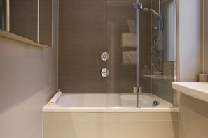 Appartement, balkon | Badkamer