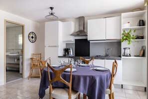 Een koelkast, een magnetron, een oven, een kookplaat