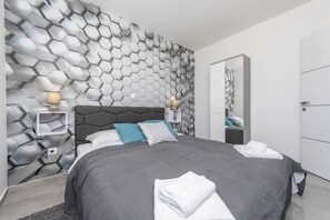 Tabla de planchar con plancha, wifi y ropa de cama 