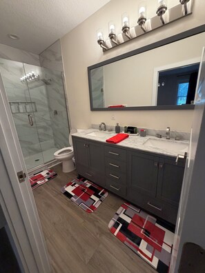 مجففات شعر، مناشف، صابون، ورق حمّام