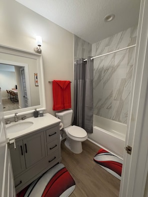 Sèche-cheveux, serviettes fournies, savon, papier toilette