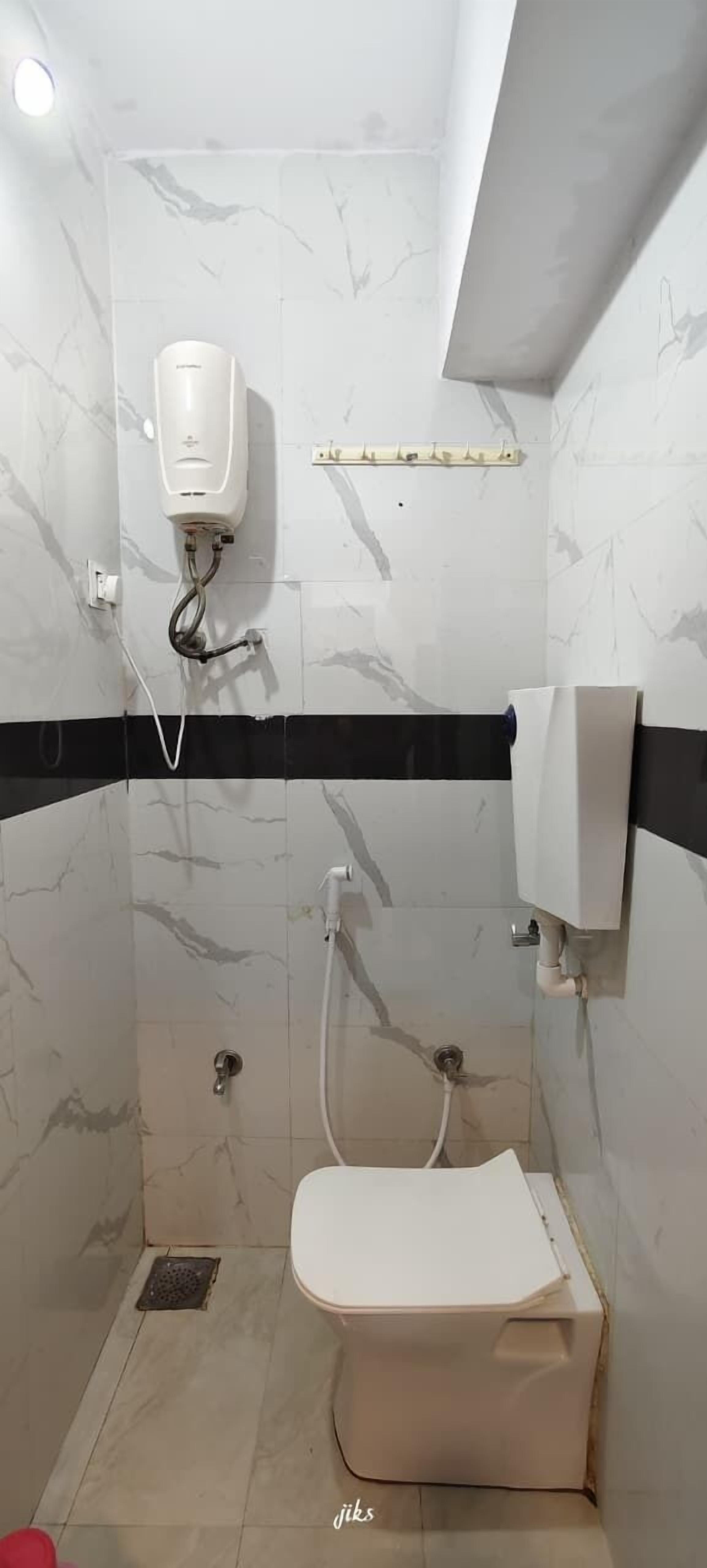 Basic Double Room, City View | Bathroom | Shower, free toiletries, towels, soap