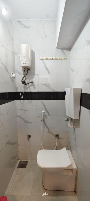 Quarto casal básico, vista para a cidade | Banheiro | Chuveiro, produtos de toalete grátis, toalhas de banho, sabonete