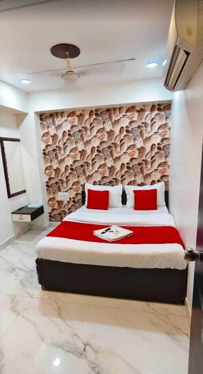 Eenvoudige tweepersoonskamer, uitzicht op stad | Beddengoed