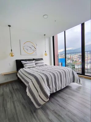 Iron/ironing board, free WiFi, bed sheets - Executive Suite | Carolina Park | Pool & Gym (Quito)