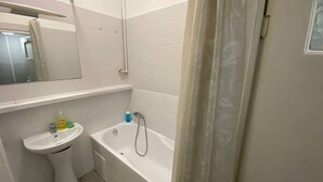 A bathroom with a sink, mirror, and bathtub. - Fantastic Inn Warsaw - CH16 (Warsaw)