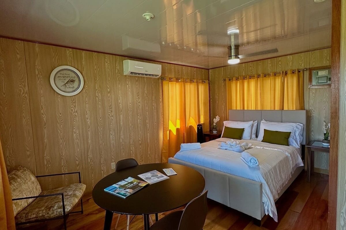 Cabin tiện nghi đơn giản, quang cảnh biển | Két bảo mật tại phòng, trang trí khác biệt