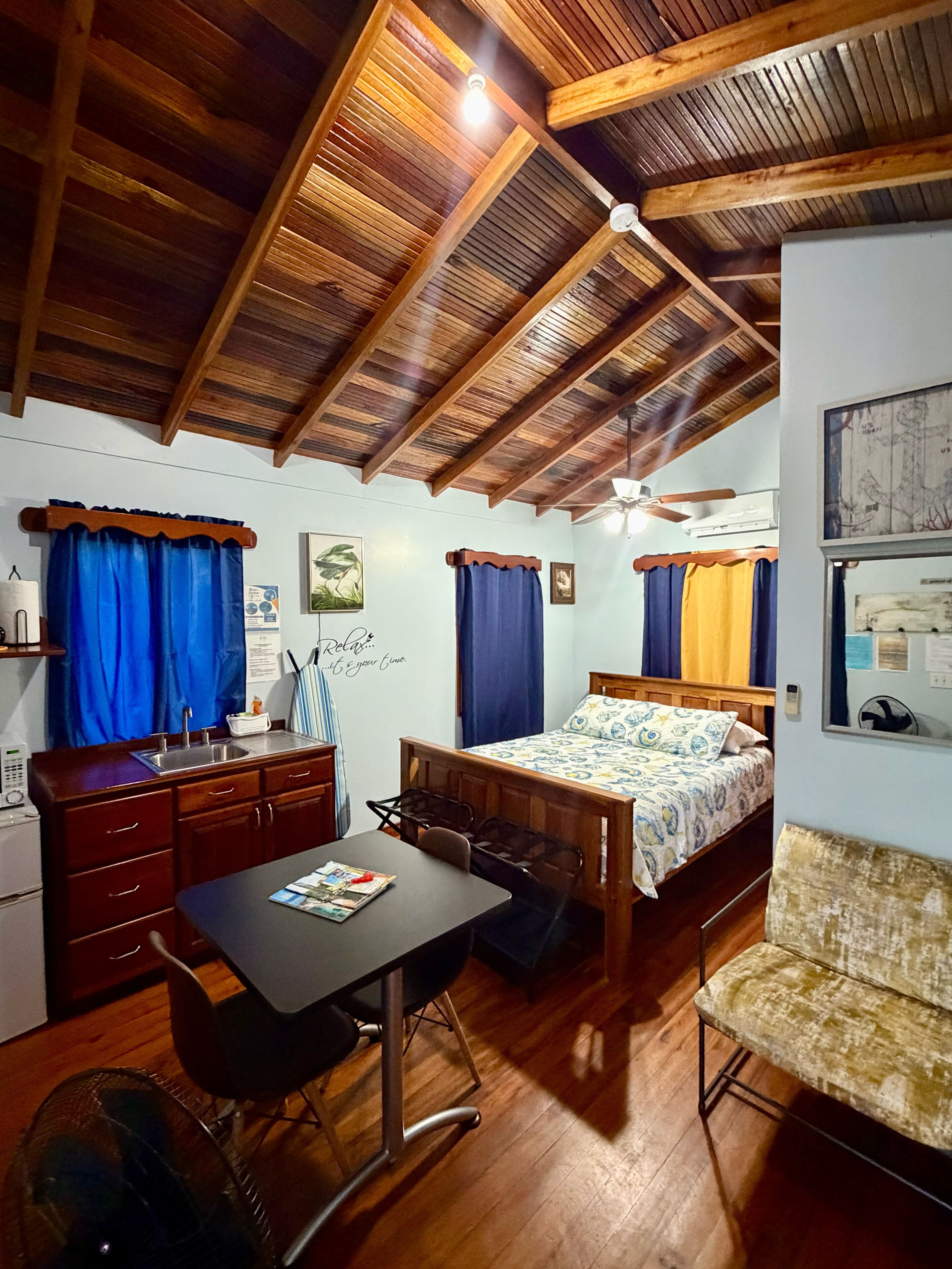 Caja de seguridad en la habitación y decoración personalizada 