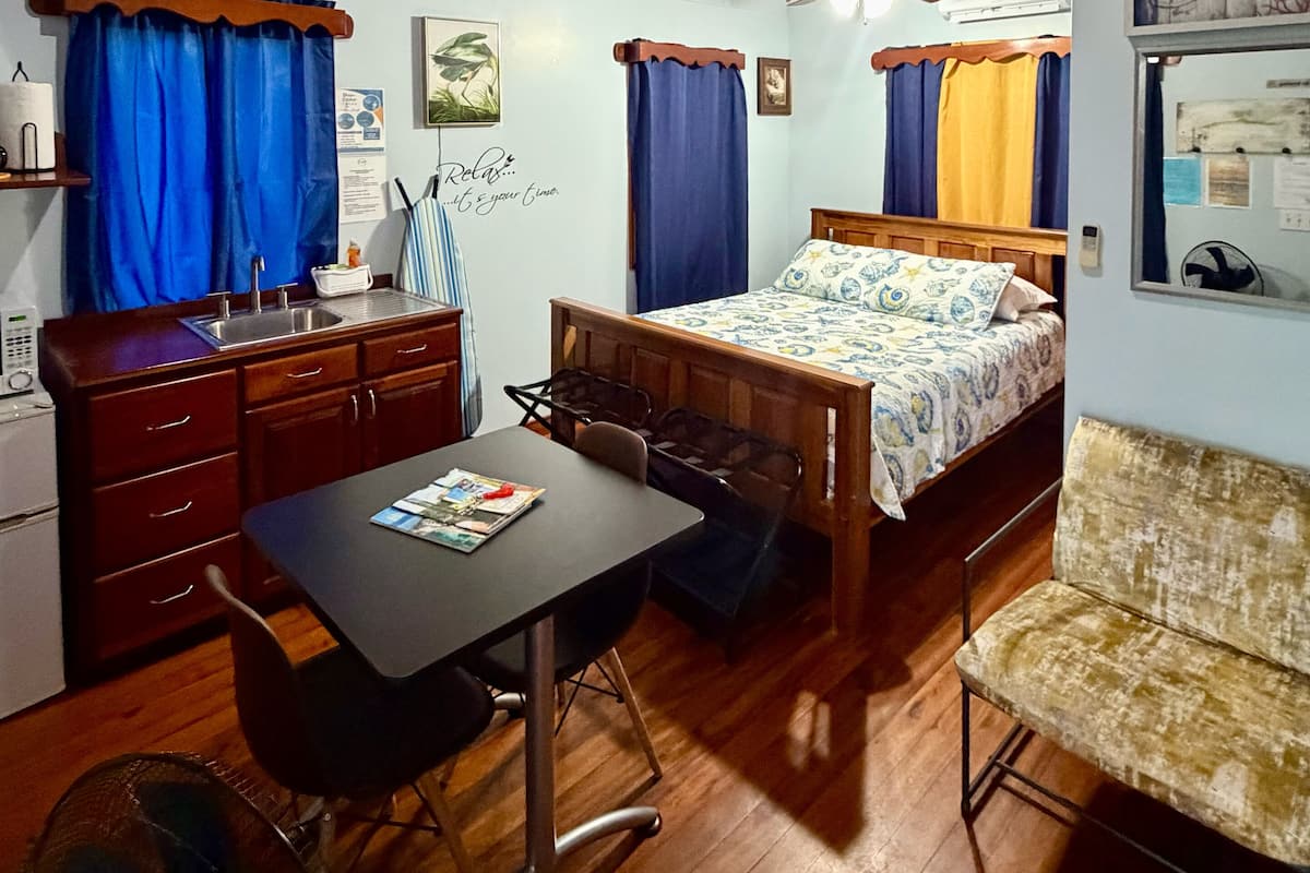 Deluxe-hytte | Pengeskab på værelset, skrivebord, mørklægningsgardiner