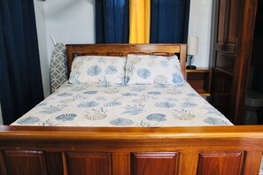 Cabaña Deluxe, 1 cama de matrimonio | Caja fuerte, decoración individual, mobiliario individual y escritorio