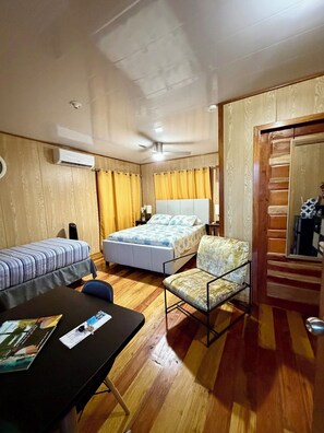 Comfort-Ferienhütte, Meerblick | Zimmersafe, Schreibtisch, Verdunkelungsvorhänge, Bügeleisen/Bügelbrett