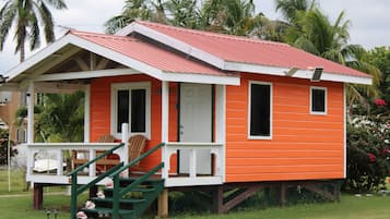 Stuga Deluxe - 1 queensize-sÀng | VÀrdeförvaringsskÄp pÄ rummet, individuell inredning och unika möbler