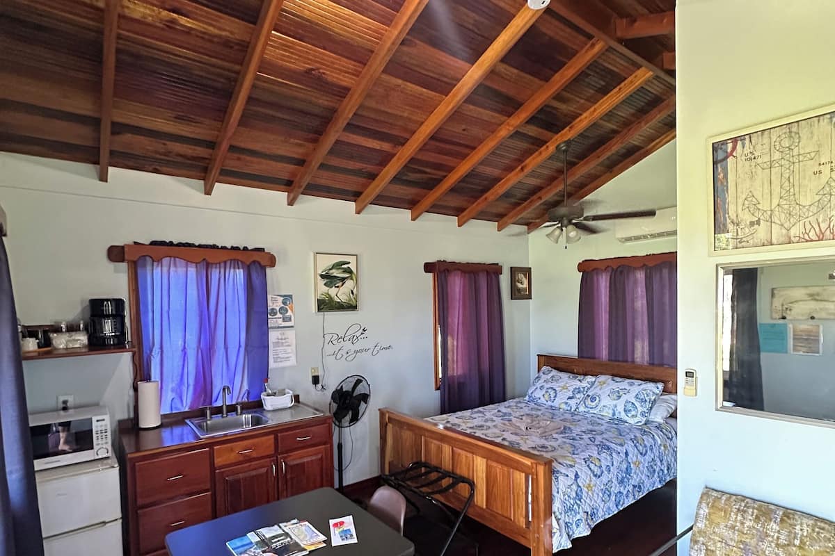 Deluxe-Ferienhütte | Zimmersafe, Schreibtisch, Verdunkelungsvorhänge, Bügeleisen/Bügelbrett