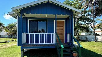Comfort Cabin, Beach View | In-room safe, desk, blackout drapes, iron/ironing board