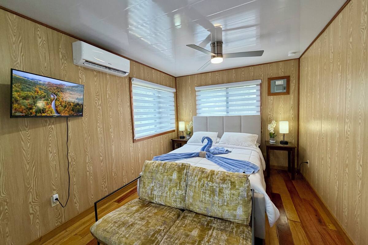 Deluxe Cabin, 1 Queen Bed | In-room safe, desk, laptop workspace, blackout drapes