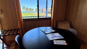 Cabane Confort, vue plage | Coin séjour