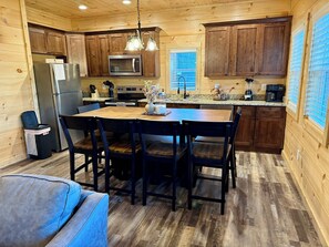 Dining - New Listing Special*Close to Pkwy*Hot Tub*Quiet (Pigeon Forge)