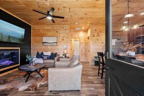 Una televisión, una chimenea