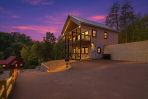 Exterior - New Listing Special*Close to Pkwy*Hot Tub*Quiet (Pigeon Forge)